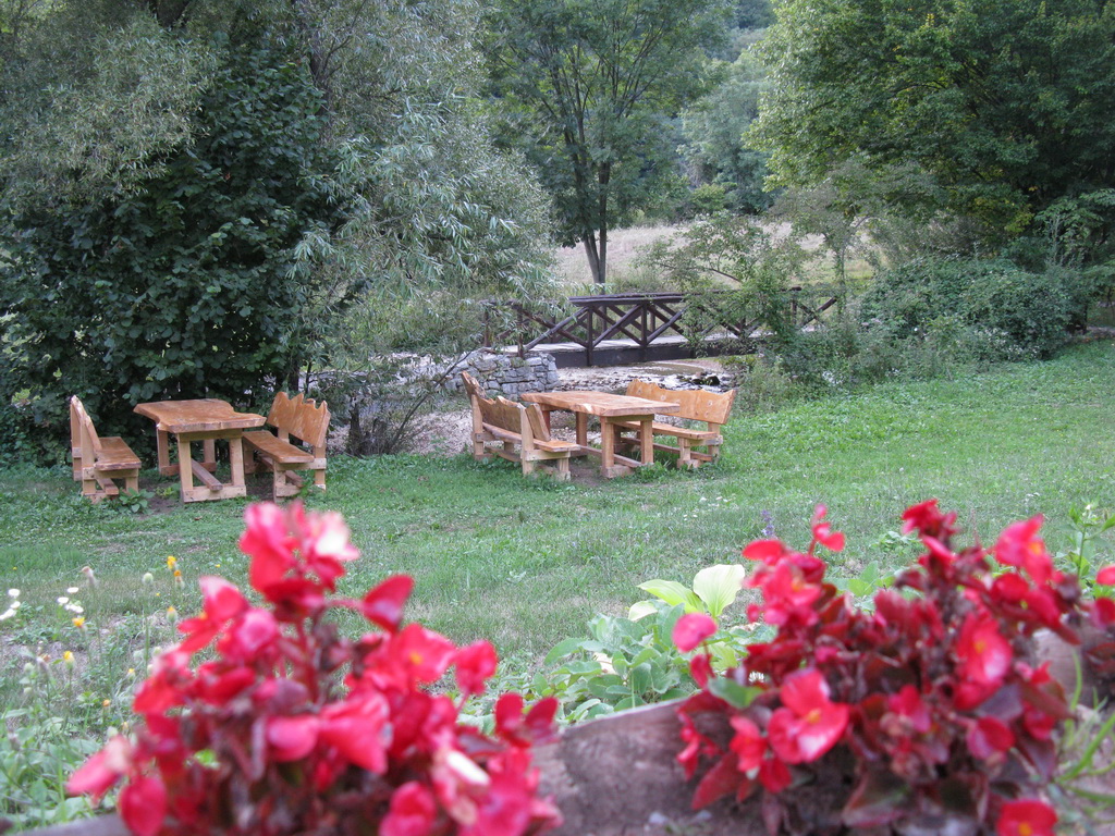 "Izvor" Lisine - kafana sa prenoćištem