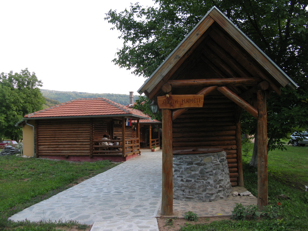 "Izvor" Lisine - kafana sa prenoćištem