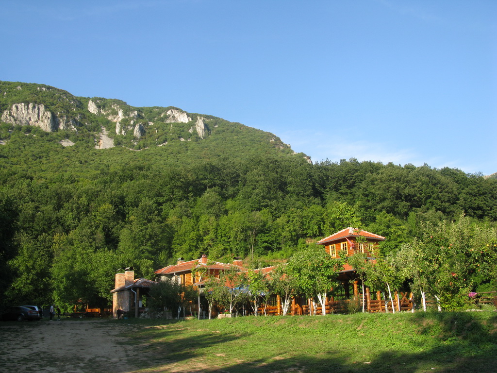 "Izvor" Lisine - kafana sa prenoćištem