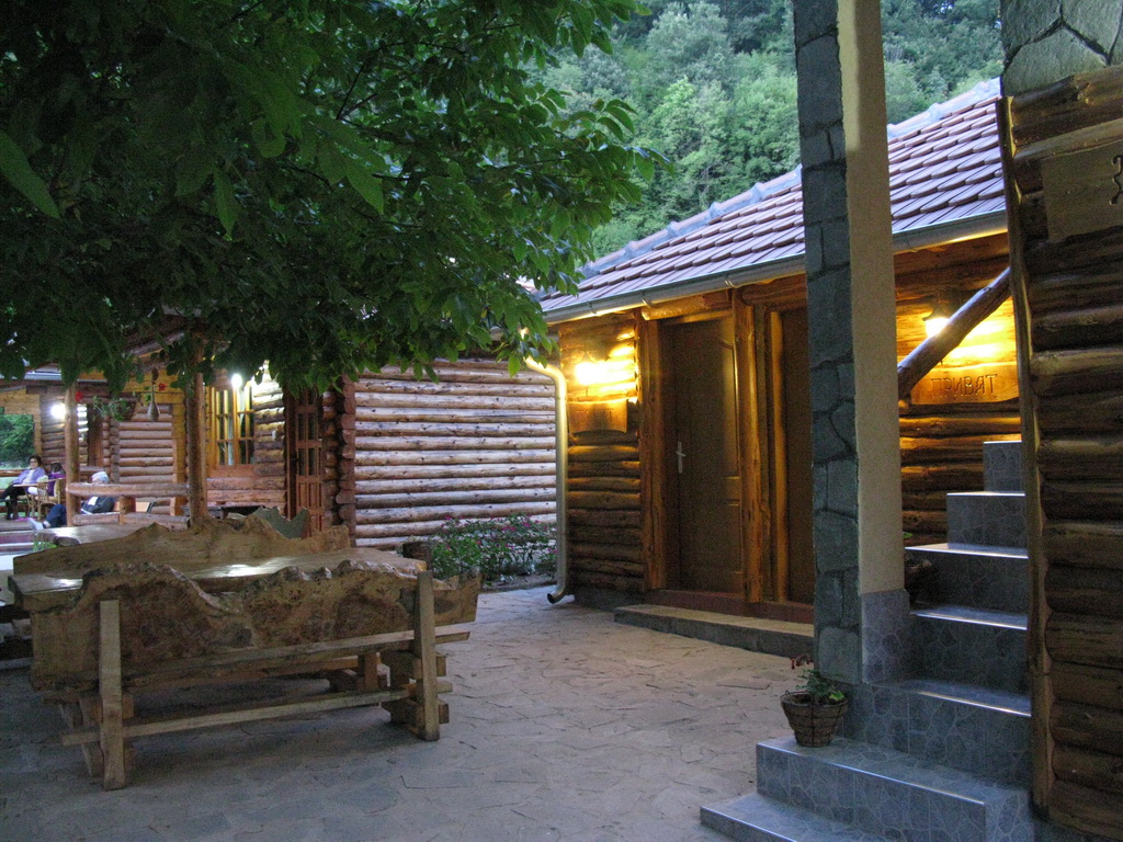 "Izvor" Lisine - kafana sa prenoćištem