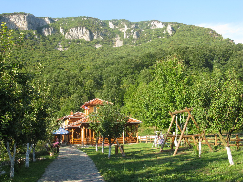 "Izvor" Lisine - kafana sa prenoćištem