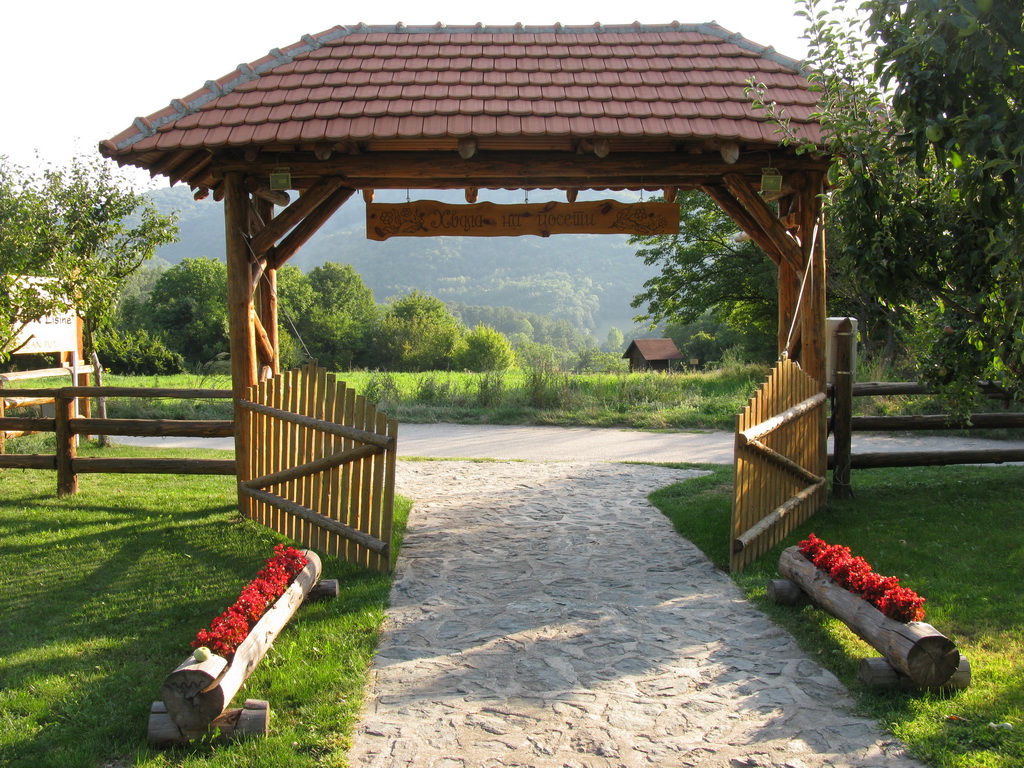 "Izvor" Lisine - kafana sa prenoćištem